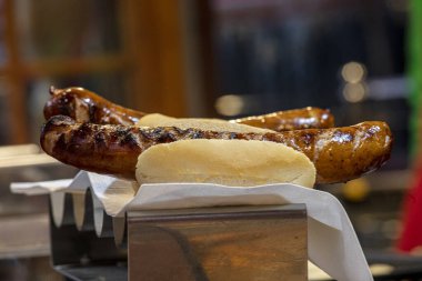 Lezzetli bir Alman sosisi sokak panayırında ızgarada.