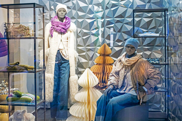 Стильная сезонная одежда в бутике. Мода и стиль.