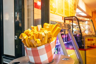 Restoranda paketlenmiş patates kızartması heykeli.