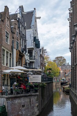 Amsterdam 'da bir kanalın yanında rahat bir kafe. Avrupa 'yı gezmek.