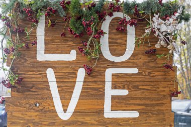 Süslü dallar ve çiçeklerle süslenmiş ahşap bir yüzeye 