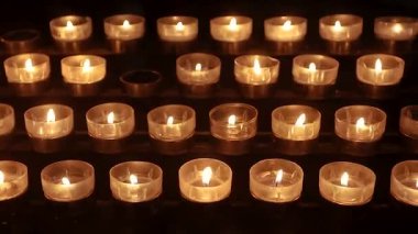 Kilisede birçok mum yakıldı. Anma Günü