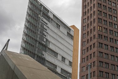 Binalar arasında cam köprü, aşağıdan manzara.