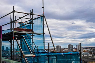 Bulutlu bir günde eski bir binanın restorasyonu