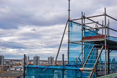 Bulutlu bir günde eski bir binanın restorasyonu