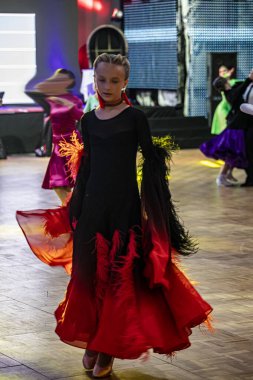 Standart bir balo dansı turnuvasında gösteriden önce kız