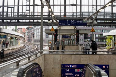 Berlin 'de 27 Ekim 2025' te metroda. Avrupa 'yı gezmek