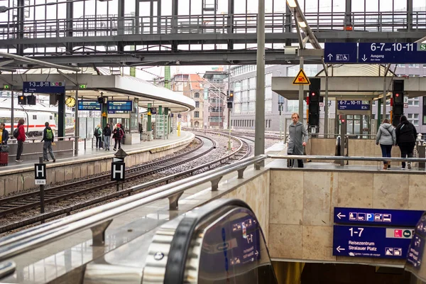 Berlin 'de 27 Ekim 2025' te metroda. Avrupa 'yı gezmek