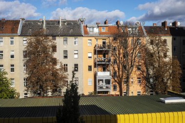 Güneşli bir günde Almanya 'da bir yerleşim yeri manzarası