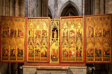 Köln Katedrali 'ndeki ünlü Köln Altar. Avrupa 'da seyahat