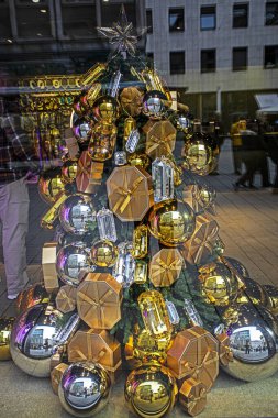 Süpermarketin vitrinindeki Noel ağacının süslemeleri.