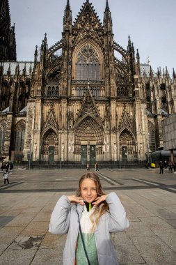 Köln 'deki ünlü katedralin önündeki mutlu kız. Avrupa 'da seyahat