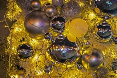 Parlak dekoratif parlak topların arka planı bir Noel ağacında