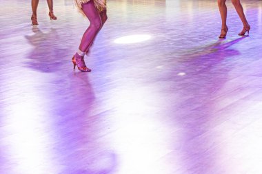 Bir yarışmada Latin Amerika solo dans programı.