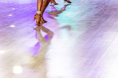 Latin Amerika 'da birinci sınıfta dans yarışması düzenleniyor.