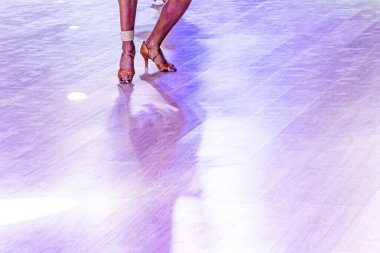 Latin Amerika 'da birinci sınıfta dans yarışması düzenleniyor.