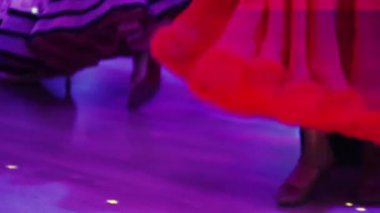 Kırmızı elbiseli çift standart bir balo dansı yapar..