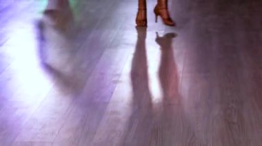 Bir yarışmada parke zeminde dans eden Latin Amerikalı bir program.