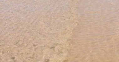 Kumlu bir sahilde hafif bir deniz esintisinin arka planı.