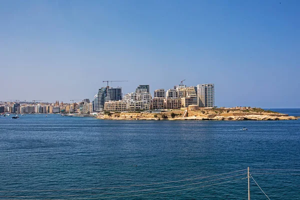 Yüksek binaların inşaatı, deniz manzarası. Gayrimenkul ve iş