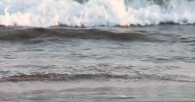 Akşamları dalgalı deniz dalgaları. Meditasyon, rahatlama, şarj olma ve dinlenme..