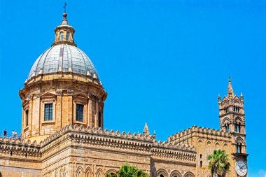 Güneşli bir günde Sicilya 'daki Palermo Katedrali. İtalya 'da seyahat
