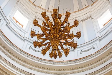 Altın yapraklı antik ahşap avize.