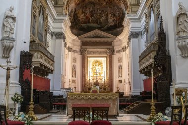 Kilisenin içinde Palermo 'da bir kilisede sunak var. İtalya 'yı geziyorum. Paskalya.