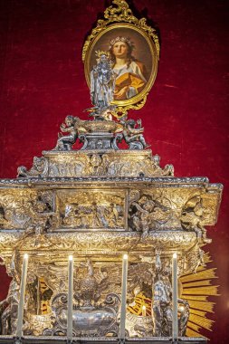 Aslan figürlerinin yer aldığı sahnelerle süslenmiş gümüş kalıntılı sunak. Dini Hristiyan bayramı