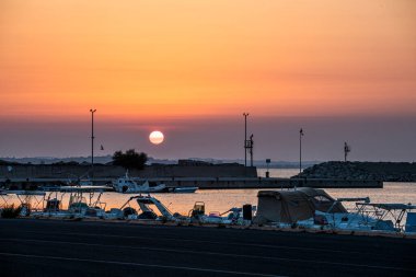 Sicilya 'da gemileri olan bir rıhtımın yanında gün doğumu. Avrupa 'da seyahat