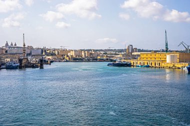 Güneşli bir günde başkentin Malta adasındaki iskelede. Avrupa 'da seyahat