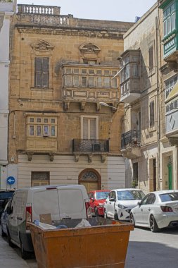 Valeta, Malta 'da sabahları saçma sapan hikayeler anlatılır. Avrupa 'da seyahat