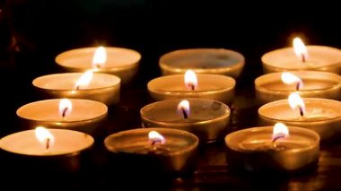 Parafin mumları kilisede yandı. Kilise tatili. Anma Günü.