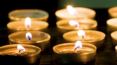 Kilisede ruhların anısı için yakılan parafin mumları. Kilise tatili