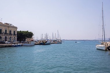 Sicilya 'da güneşli bir günde yatları ve tekneleri olan bir liman. İtalya 'da seyahat
