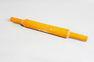 Gri bir tezgahta ahşap hamur karıştırıcı