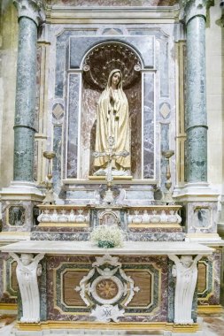 Tapınakta mermer süslemeli sunakta Tanrı 'nın annesinin heykeli.