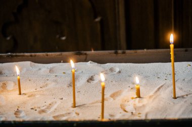 Kilisedeki kuma mumlar konmuş. Dini bayram