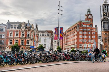 Amsterdam 'da bir kanal boyunca bisikletleri park etmiş. Avrupa 'yı gezmek
