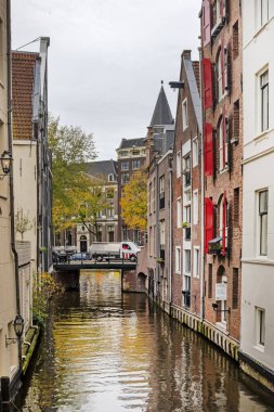 Bulutlu bir günde Amsterdam sokakları arasında güzel bir kanal. Avrupa 'yı gezmek