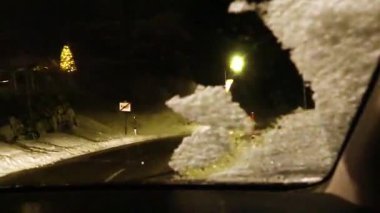 Gece kaygan ve temiz olmayan bir yolda dağdan aşağı sürerken dikkatli ol. Sürücüler, dikkatli olun.