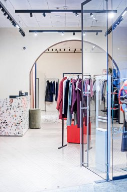 Askılarda modern erkek ve kadın kıyafetleri