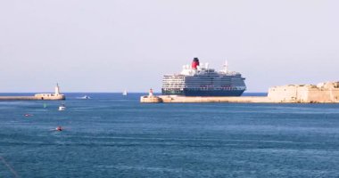 Gemi güneşli bir günde Malta kıyısından Valletta limanından ayrılıyor..