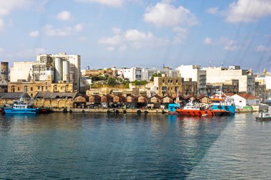Güneşli bir günde pis bir yolcu gemisinin penceresinden Valleto limanının güzel bir manzarası. Gemi yolculuğu..