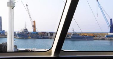 Güneşli bir günde bir yolcu gemisinin penceresinden Valleto limanının görüntüsü