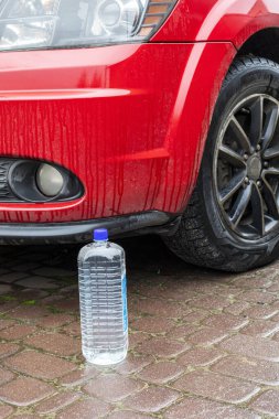 Sezon dışında arabanın yanında silecek suyu vardı. Sürücü güvenliği