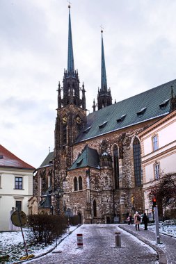 Bulutlu ve karlı bir günde geç bir Gotik Katolik katedrali. Avrupa 'ya bir yolculuk.