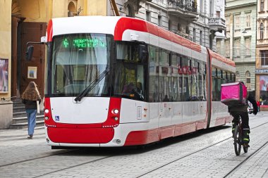 Büyük bir şehirde bisikletle kuryeyle hızlı teslimat. Hizmet ve kolaylık