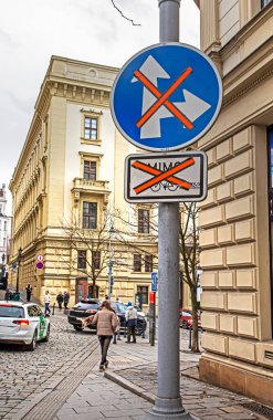 Şehirdeki yol işaretleri. Avrupa 'da seyahat: yol işaretlerine uyma kuralları.