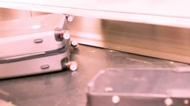 Havaalanındaki bagaj atlıkarıncanın bavulları.